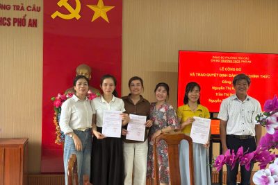 Tiếp nối những niềm vui trong công tác xây dựng Đảng, ngày 03/7/2026, Chi bộ Trường THCS Phổ An (phường Trà Câu) đã trang trọng tổ chức Lễ công nhận Đảng viên chính thức cho 3 đồng chí Đảng viên dự bị: Nguyễn Thị Bích Phượng, Nguyễn Thị Kim Ngân và Trần Thị Ngọc My.  Đây là mốc son ý nghĩa, ghi nhận quá trình phấn đấu nỗ lực không ngừng của các đồng chí trong suốt một năm thử thách vừa qua. Buổi lễ khép lại trong không khí ấm áp, thắm tình đồng chí. Việc công nhận chính thức cho 3 đảng viên cùng một ngày đã góp phần củng cố, nâng cao năng lực lãnh đạo và sức chiến đấu của Chi bộ Trường THCS Phổ An, quyết tâm thực hiện thắng lợi các nhiệm vụ chính trị trong giai đoạn mới.