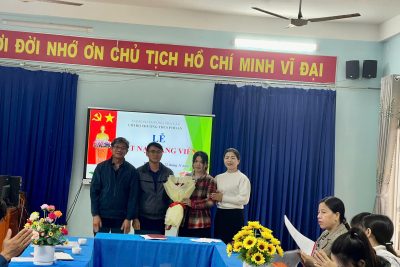 Ngày 22/11/2025, Chi bộ Trường THCS Phổ An đã long trọng tổ chức Lễ kết nạp Đảng viên cho Cô Võ Thị Phương Loan. Buổi lễ diễn ra trong không khí trang nghiêm, ấm sáp, dúng nghi thức và quy định của Điều lệ Đảng, thể hiện sự quan tâm sâu sắc của Chi bộ đối với công tác xây dựng và phát triển Đảng trong đơn vị.