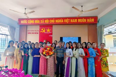 Hòa trong không khí rộn ràng chào mừng 116 năm Ngày Quốc tế Phụ nữ 8/3, sáng  ngày 8/3/2026, Trường THCS Phổ An đã tổ chức buổi sinh hoạt với nhiều hoạt động ý nghĩa nhằm tôn vinh vẻ đẹp, tài năng và đóng góp to lớn của phụ nữ trong học tập, công tác và đời sống. Thầy Nguyễn Thành Dự – BTCB, Hiệu trưởng nhà trường đã thay mặt tập thể sư phạm gửi lời chúc mừng tới toàn thể quý cô – những người luôn là nguồn cảm hứng, niềm tự hào và động lực không ngừng trong mọi hoạt động của nhà trường. Đây là động lực giúp quý cô giáo tiếp tục cố gắng, sáng tạo hơn nữa trong quá trình dạy học và giáo dục, nhằm nâng cao chất lượng giáo dục của nhà trường.