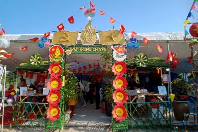 Hòa chung không khí sôi nổi của thiếu nhi cả nước hướng về kỷ niệm 95 năm ngày thành lập Đoàn TNCS Hồ Chí Minh (26/3/1931 – 26/3/2026), Trường THCS Phổ An đã tổ chức thành công rực rỡ Hội trại và Giao lưu Văn nghệ. Đây không chỉ là dịp để các em học sinh ôn lại truyền thống vẻ vang của Đoàn, mà còn là sân chơi bổ ích để các Chi đội thể hiện sự sáng tạo, tinh thần đoàn kết qua những cổng trại độc đáo và những tiết mục văn nghệ đặc sắc. Những nụ cười rạng rỡ, những giọt mồ hôi sau giờ dựng trại và cả những tiếng vỗ tay vang dội đêm văn nghệ chính là những kỷ niệm đẹp nhất dưới mái trường Phổ An thân yêu. Hãy cùng nhìn lại những khoảnh khắc đáng nhớ nhất của ngày hội trong bộ ảnh dưới đây!