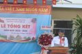 Khi tiếng ve râm ran khắp các vòm lá và những chùm hoa phượng vĩ thắp lên ngọn lửa hồng rực rỡ trên sân trường, cũng là lúc một chuyến đò tri thức nữa lại hoàn thành sứ mệnh cao cả. Trong không khí hân hoan, trang trọng và đầy cảm xúc, sáng ngày 25/5/2026, trường THCS Phổ An đã long trọng tổ chức Lễ Tổng kết năm học 2025 – 2026. Đây là dịp để thầy và trò nhà trường cùng nhìn lại chặng đường một năm qua – một hành trình của sự nỗ lực, đổi mới và gặt hái những quả ngọt tự hào.  Đến dự buổi lễ, nhà trường vinh dự được đón tiếp quý đại biểu đại diện cho Đảng ủy, HĐND, UBND phường Trá Câu; Ban đại diện Cha mẹ học sinh; các tổ chức đoàn thể; cùng toàn thể cán bộ, giáo viên, nhân viên và các em học sinh trong toàn trường. Tại buổi lễ, nhà trường đã phối hợp trao tặng các suất học bổng vô cùng ý nghĩa cho các em học sinh có hoàn cảnh khó khăn, vươn lên học tốt. Đặc biệt, nhà trường xin được bày tỏ lòng biết ơn sâu sắc nhất đến Quỹ học bổng Phạm Minh Sơn cùng các tổ chức, cá nhân hảo tâm đã luôn dành sự quan tâm đặc biệt cho các em học sinh Phổ An. Sự đồng hành của quý vị chính là những đôi cánh nâng đỡ, giúp hành trình vượt khó, vươn xa của các em trở nên vững vàng và tươi sáng hơn. Nhà trường cam kết sẽ luôn quản lý và trao tặng các nguồn hỗ trợ này một cách minh bạch, đúng người, đúng mục đích để tiếp tục chắp cánh cho những tài năng Phổ An tỏa sáng.